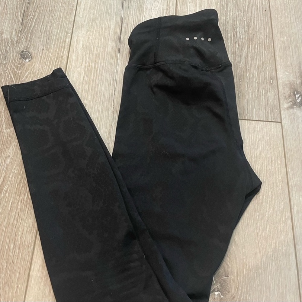 Stronger Label Athletic Shiny Snakeskin XS leggings